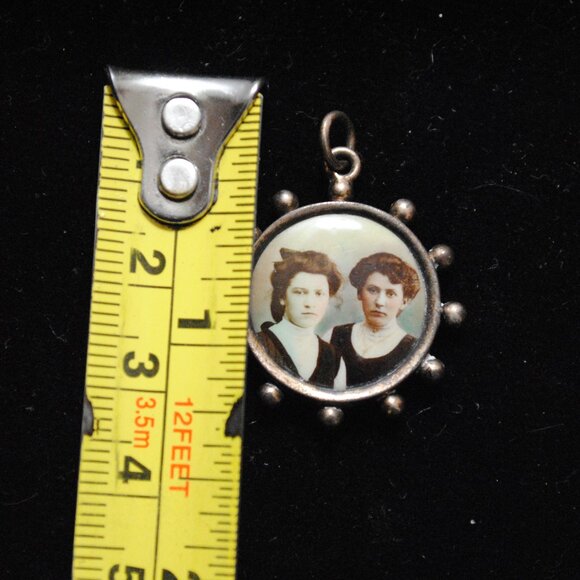 Antique Edwardian 1900s Colored Photo Pendant Depicting Two Women - Picture 12 of 12